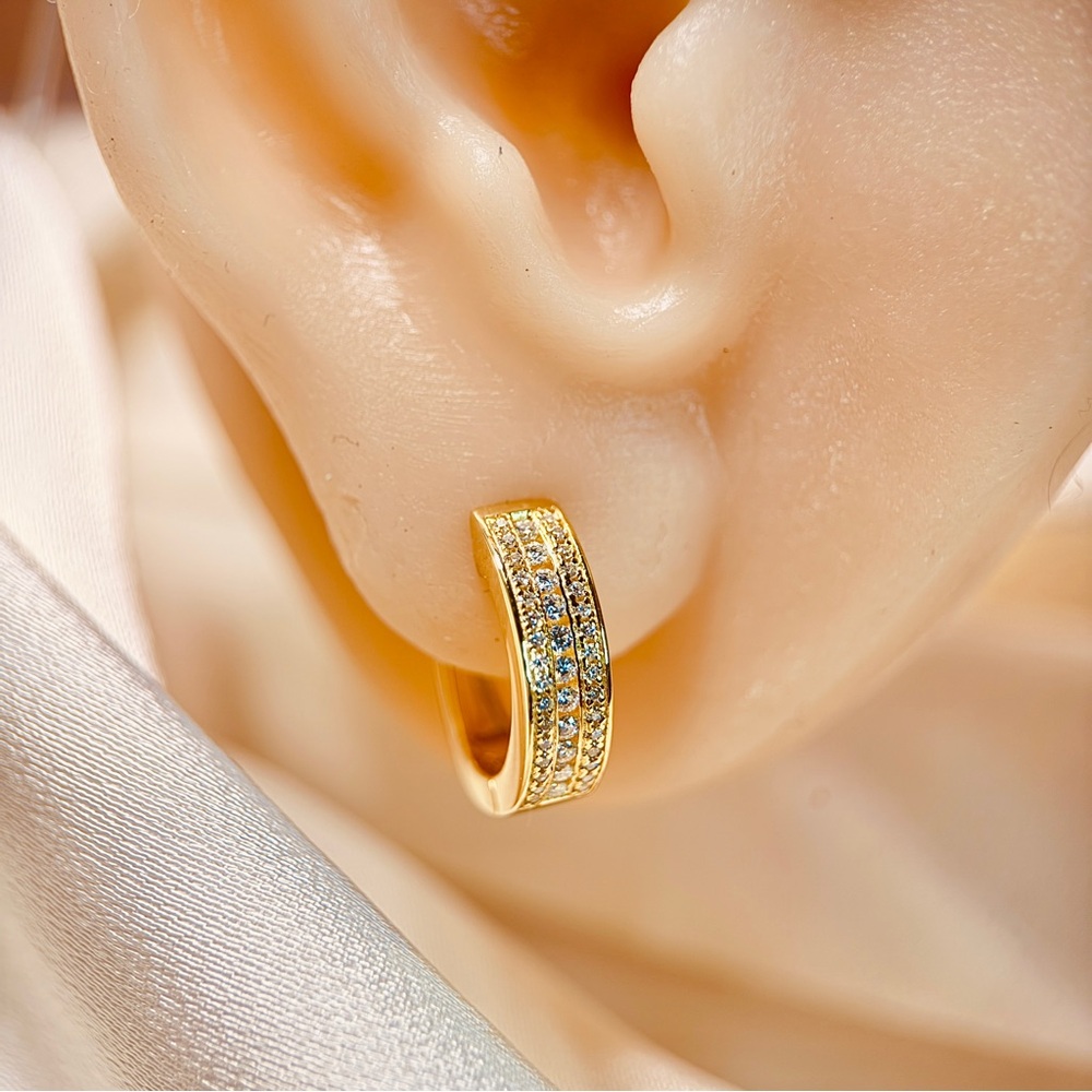 S925 in 18K Gold Plating Huggies Hoop Earrings 0.37ctw Moissanite - Picture 6 of 7